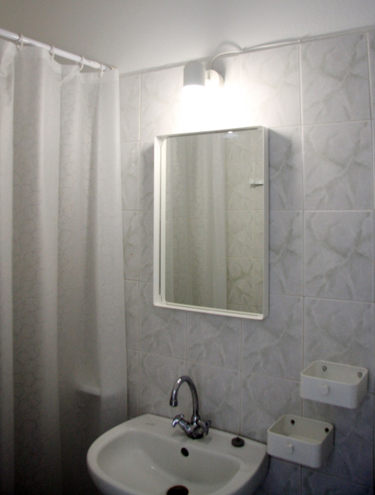 Economy Triple Room photo 3
