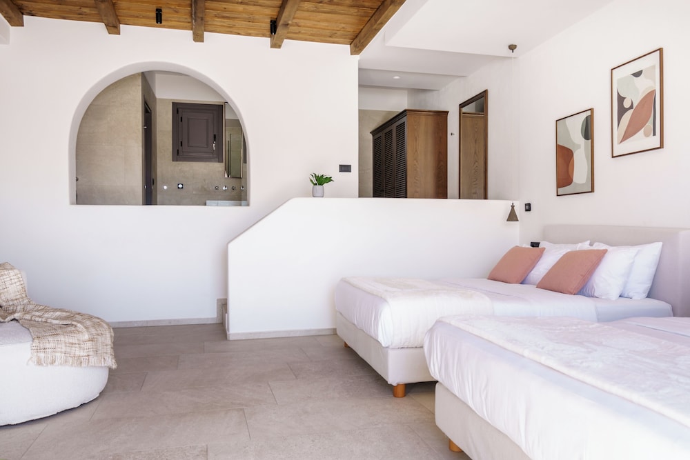 Superior Studio Suite, Poolside - Photo 6