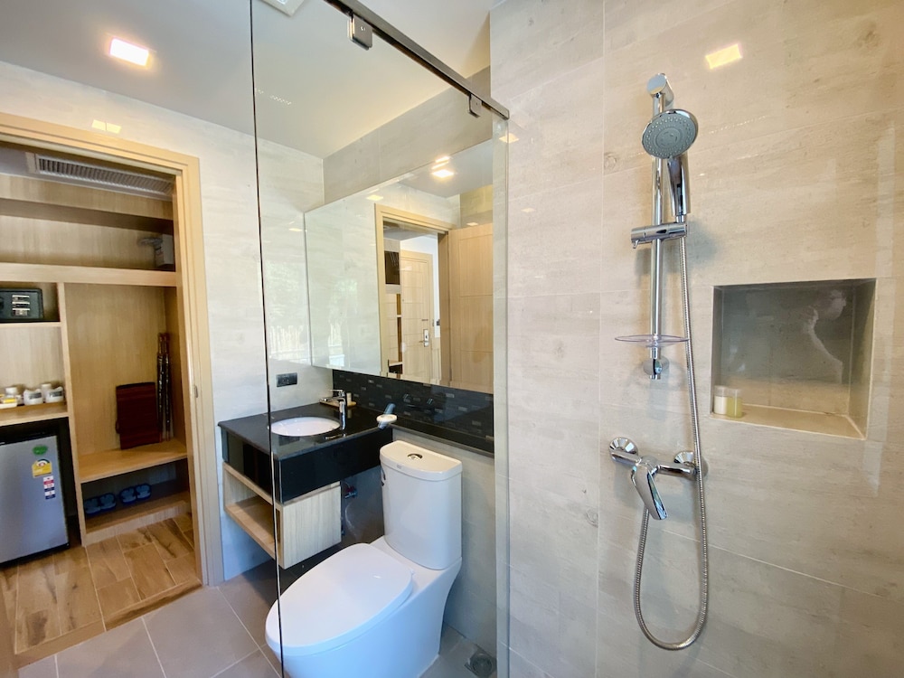 Deluxe Room, Pool View photo 3