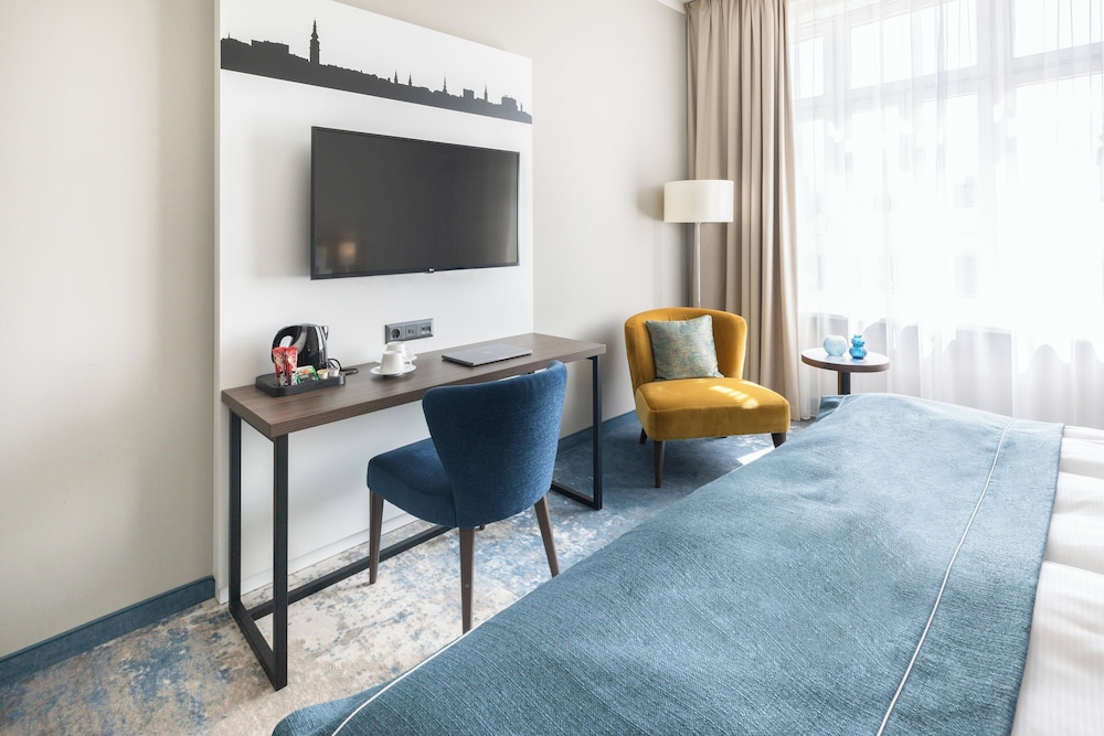 Premium Room, 1 Queen Bed, Accessible - Photo 6
