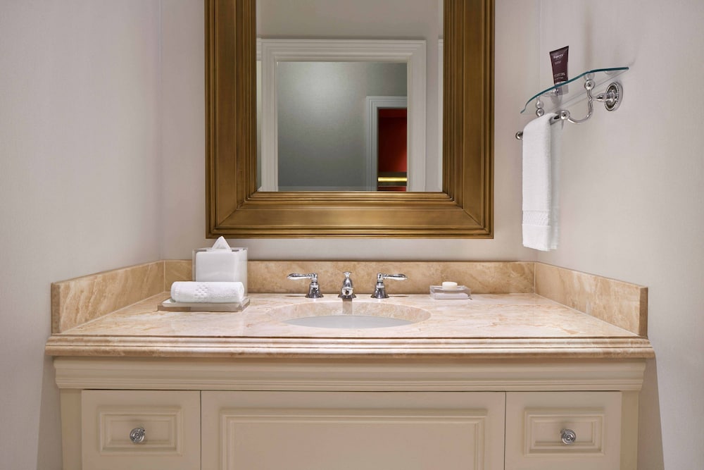 Executive Suite, 1 Bedroom - Photo 10