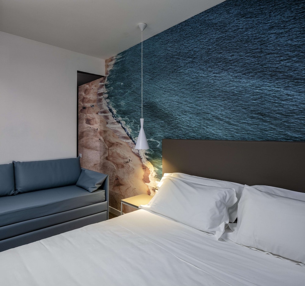 Superior Room, 1 King Bed, Non Smoking (with Sofabed) photo 3