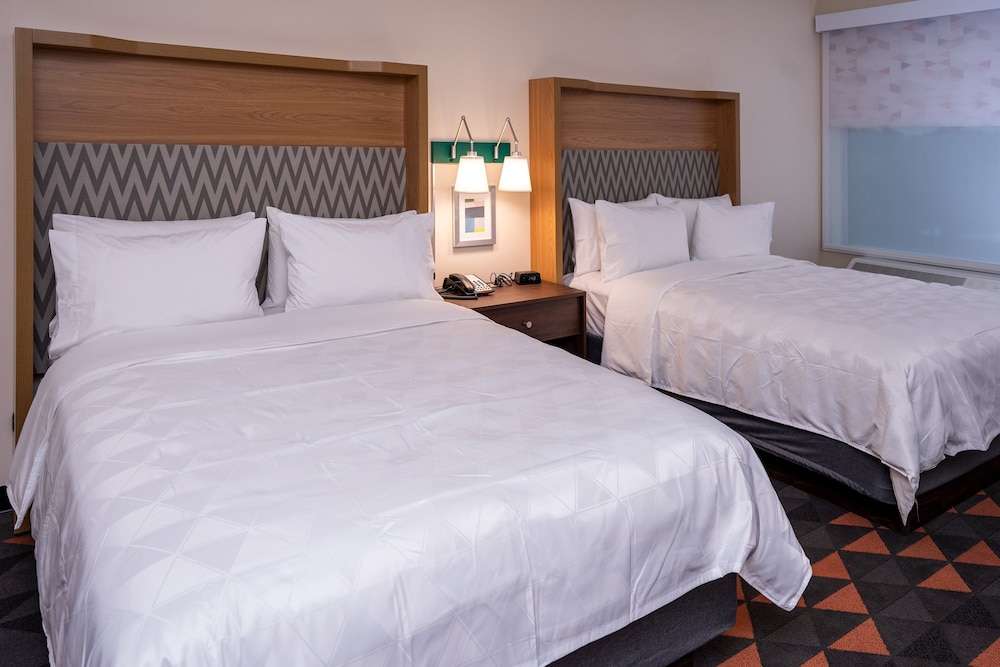 Standard Room, 2 Queen Beds, Accessible (Roll-In Shower) - Photo 4
