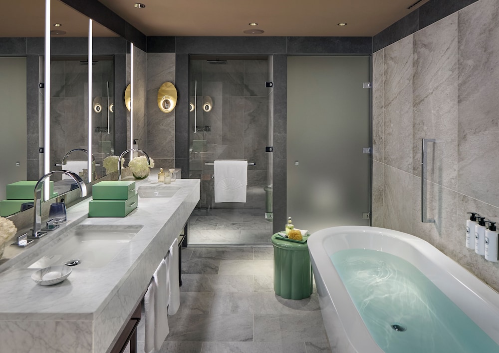 Suite, 1 King Bed (Mandarin Rooftop) thumbnail 5