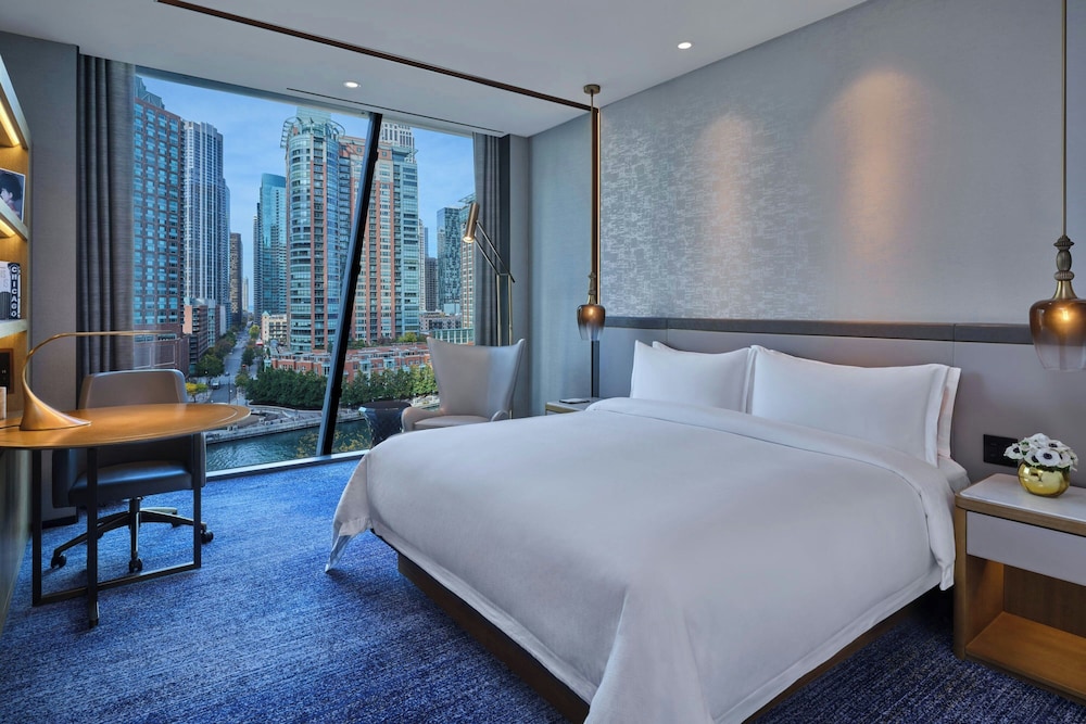 Deluxe Room, 1 King Bed, River View (Mobility Accessible, Roll-in Shower) thumbnail 5