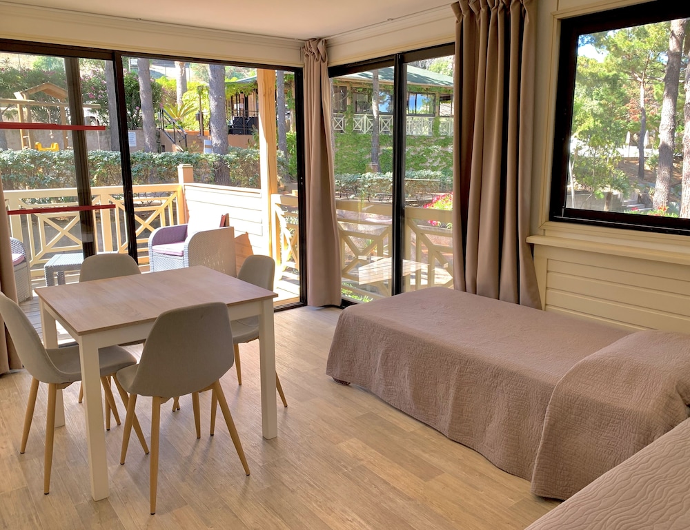 Classic Quadruple Room, 1 Bedroom, Kitchenette, Garden View photo 2
