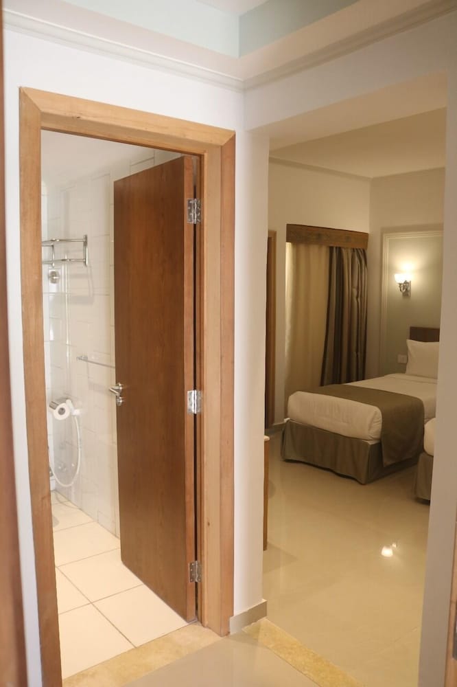 Suite, 2 Bedrooms - Photo 2