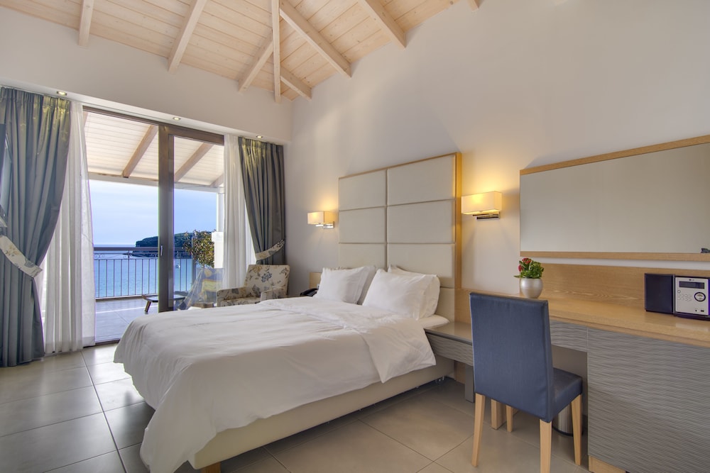 Superior Double Room with Balcony and Sea View - Photo 1