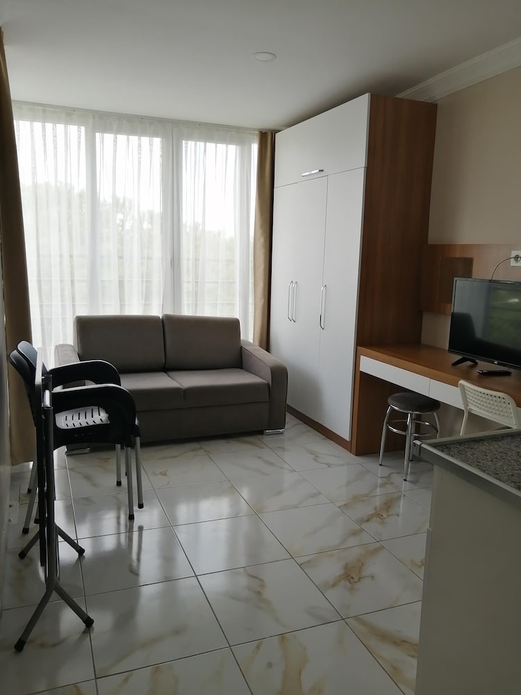 Comfort Studio Suite, 1 King Bed, Kitchen, Garden View photo 2