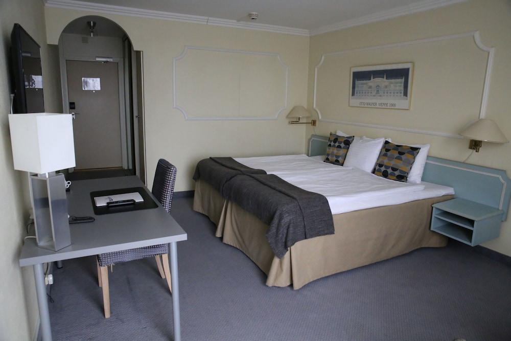 Economy Room, 1 Queen Bed, Non Smoking - Photo 1
