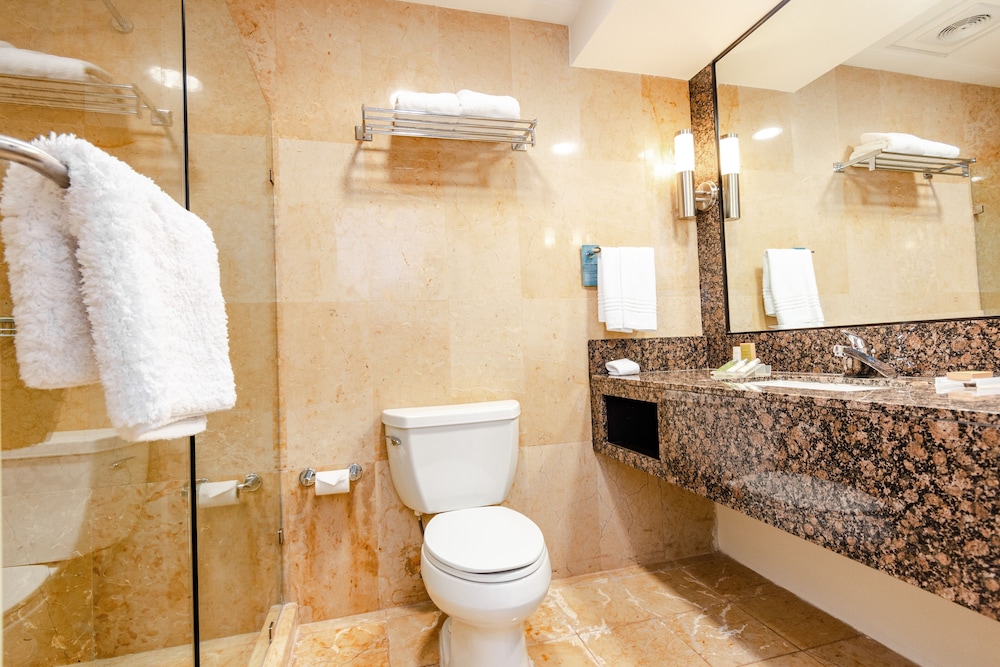Standard Double Room, 2 Queen Beds - Photo 9