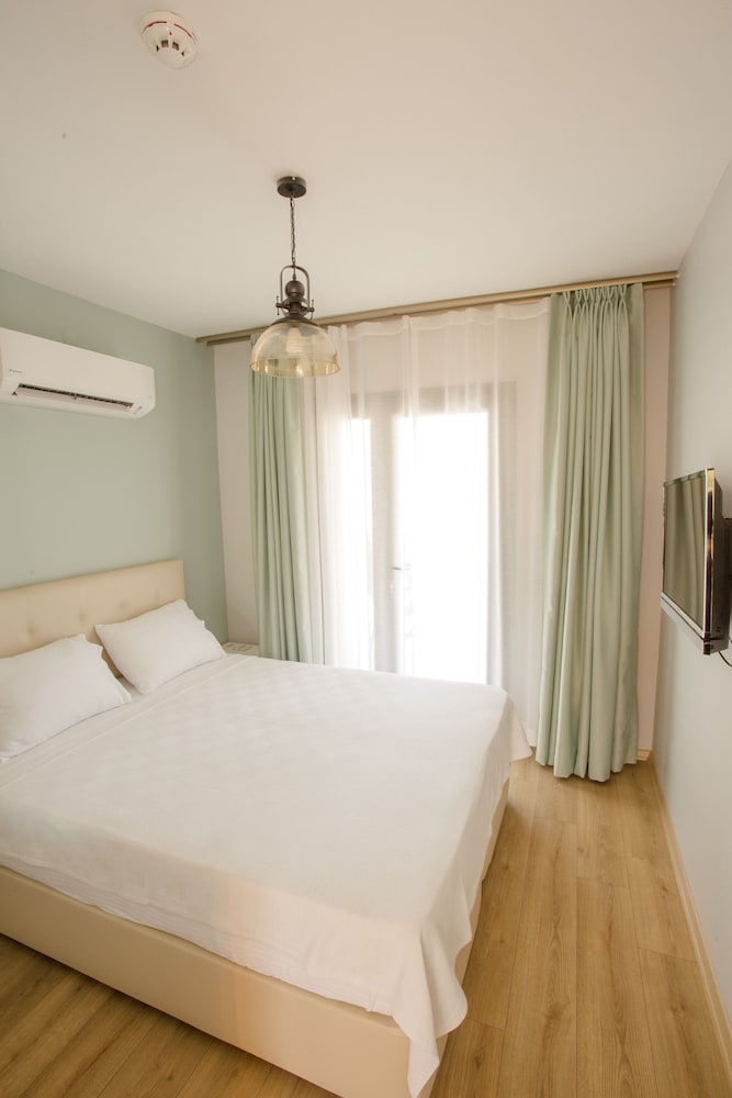 Standard Double Room, Partial Sea View