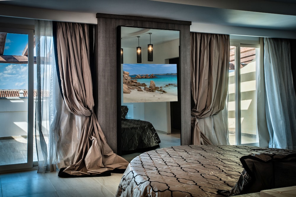 Design Suite, 1 Queen Bed, Partial Sea View photo 2