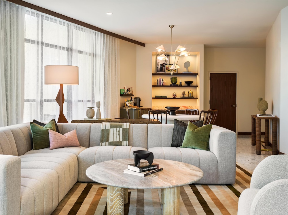Suite (Alejo Walk-Up)