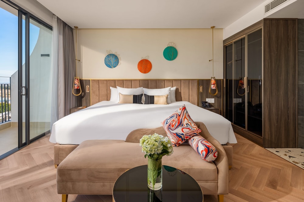 Premium Room, 1 King Bed - Photo 7