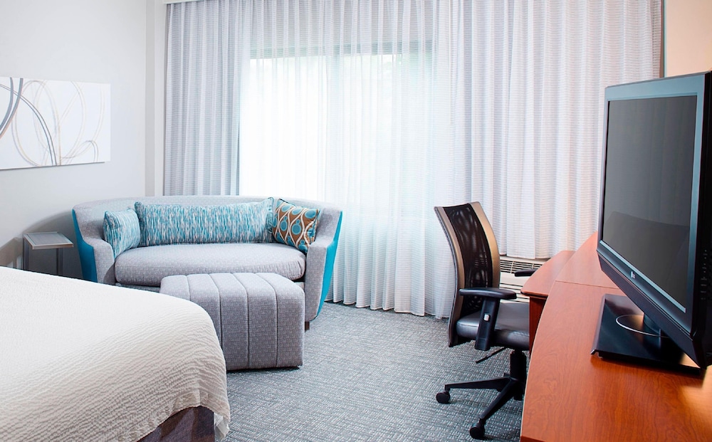 Room, 1 King Bed with Sofa bed (Mobility Accessible, Tub) - Photo 3