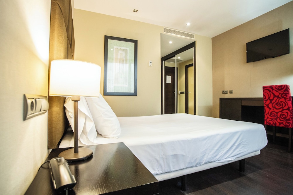Double Room Single Use (Queen Bed) - Photo 3