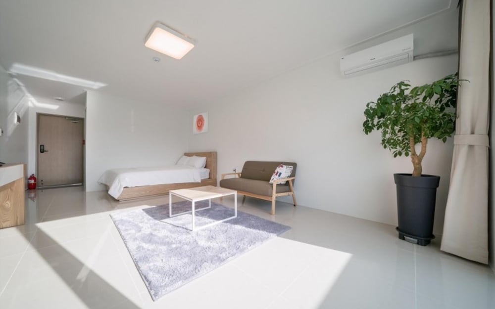 Room (Room 204 (studio type/queen bed)) - Photo 6