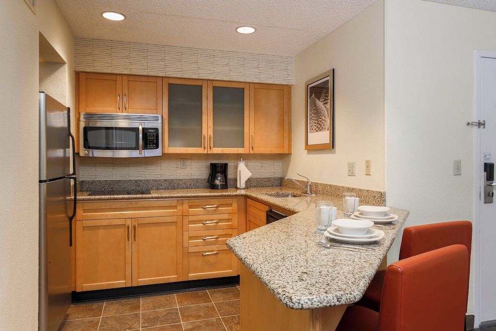 Suite, 1 Bedroom - Photo 3