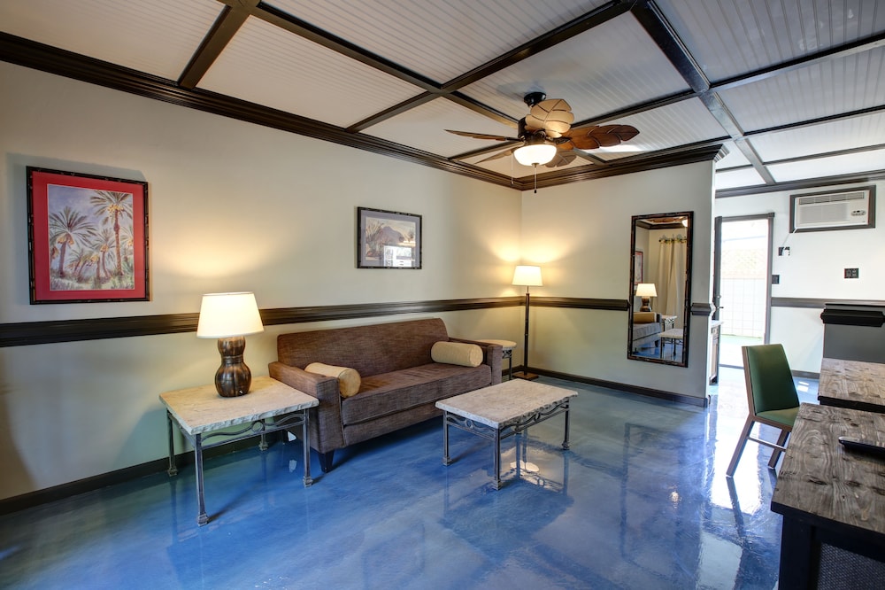 Parlor Suite King Bed - Photo 4