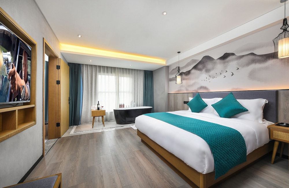 Luxury Suite, City View
