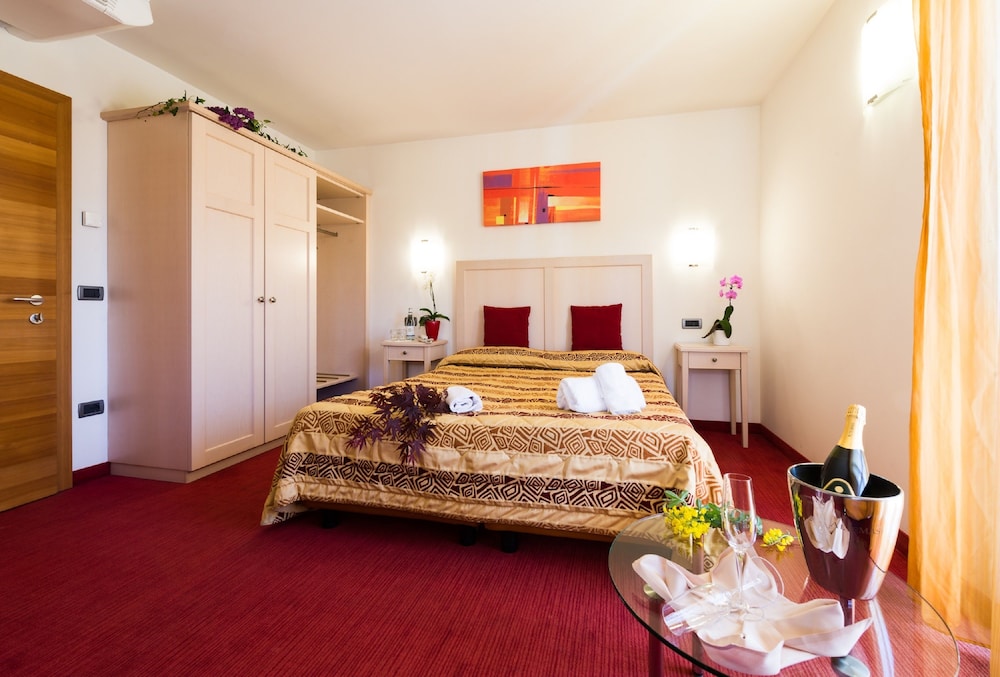 Deluxe Room, Multiple Beds - Photo 1