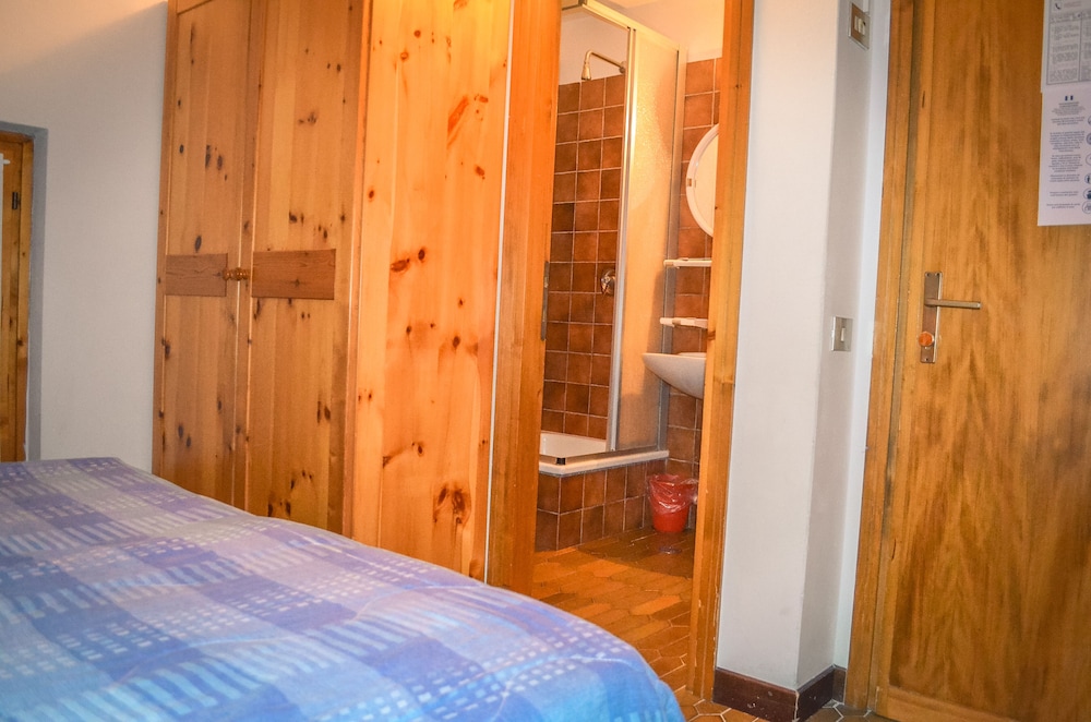 Basic Triple Room photo 3
