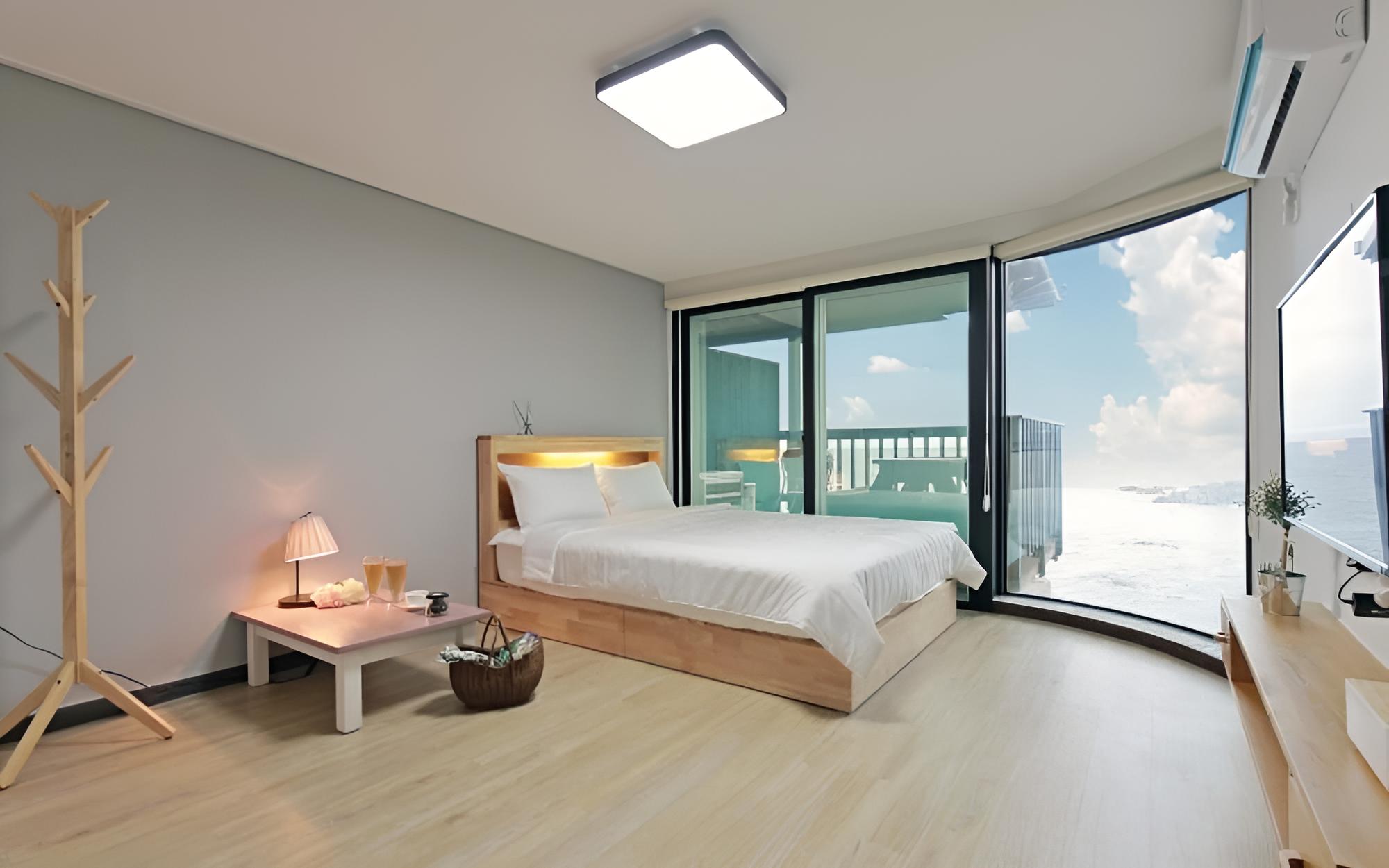 Room (3-C) - Photo 1