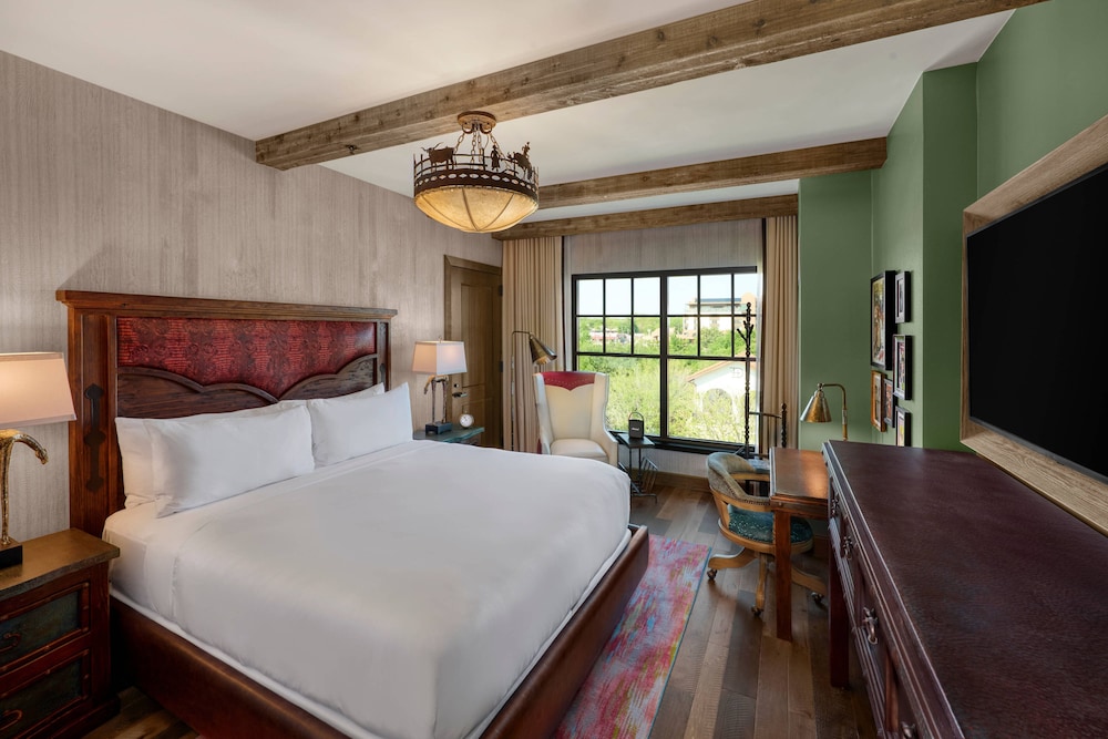 Deluxe Room, 1 King Bed photo 3