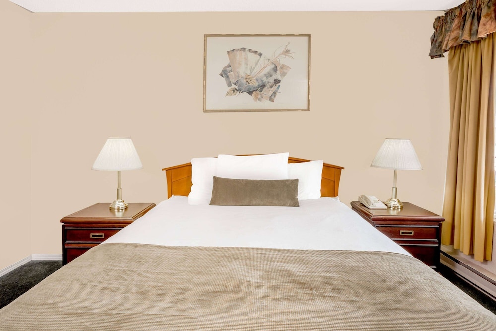 Room, 1 Queen Bed, Non Smoking (Efficiency) - Photo 1