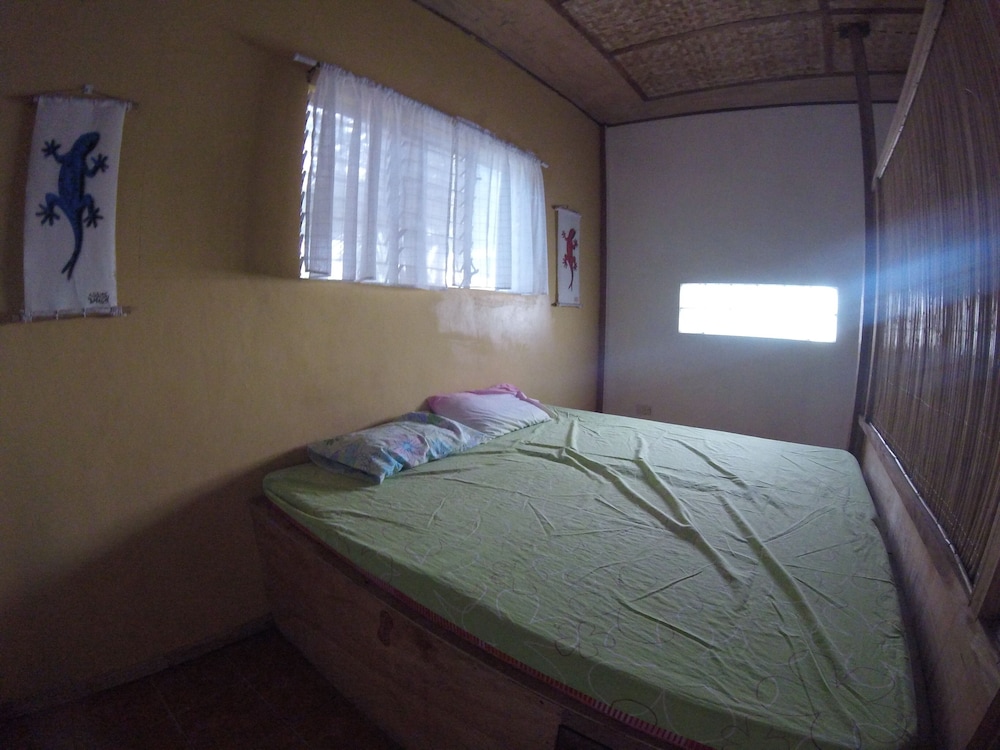 Basic Shared Dormitory, 1 Queen Bed photo 3
