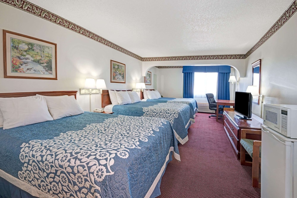 Suite, Multiple Beds (3 Queen Beds) photo 1
