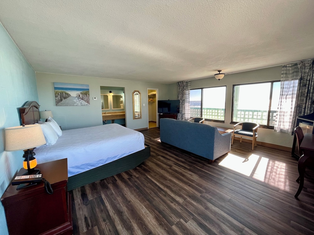 Deluxe Room, 1 King Bed, Beach View (GULF FRONT WITH 1 KING) photo 1