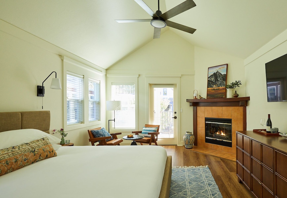 Room, 1 King Bed (Armstrong) photo 1