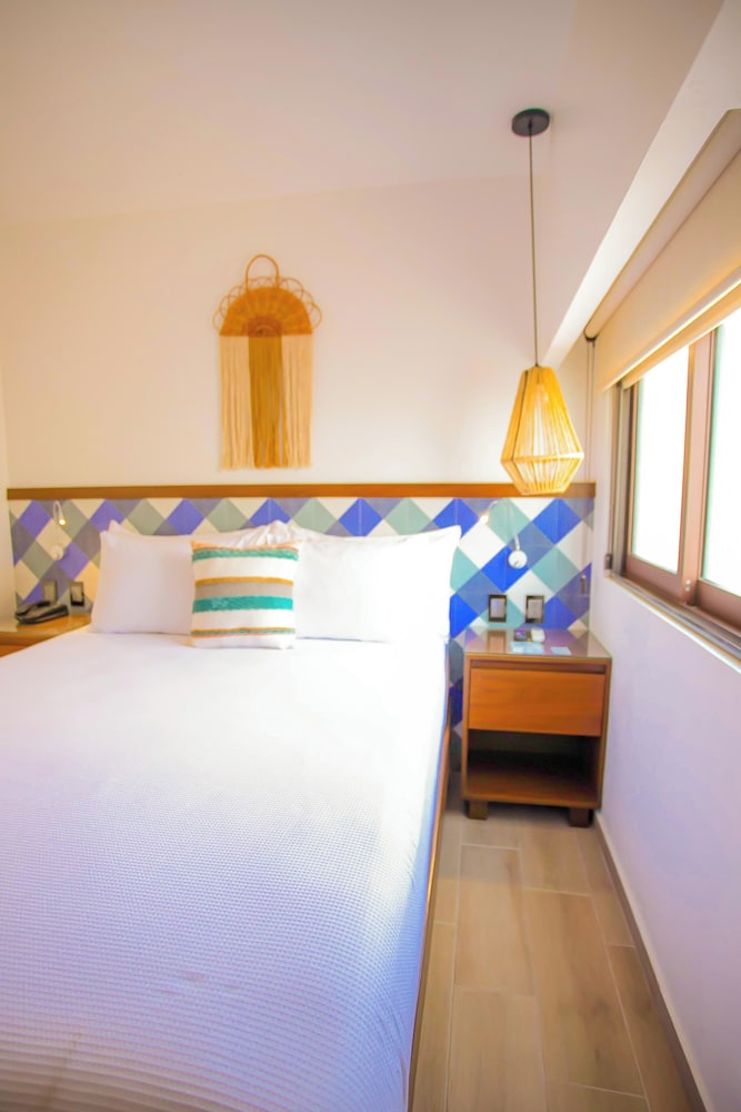 Superior Room, 1 Queen Bed, Refrigerator - Photo 9