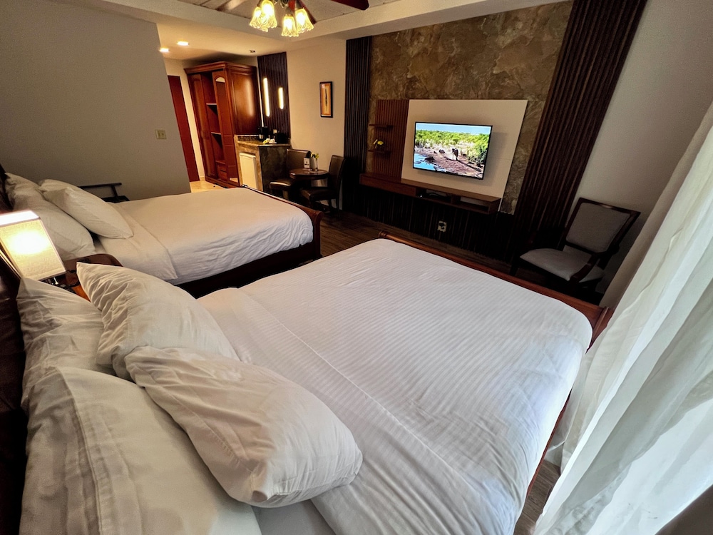 Standard Room, 2 Queen Beds, River View photo 2