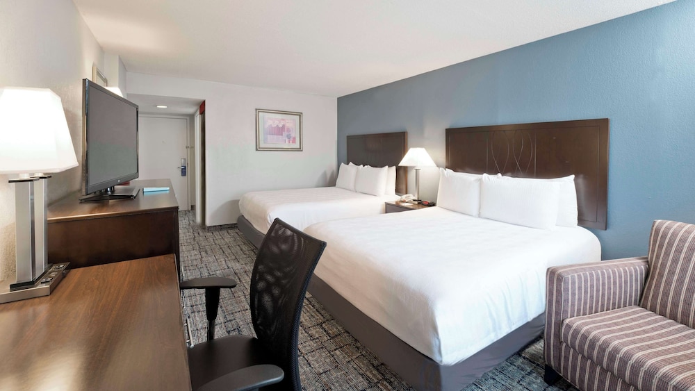 Standard Room, 2 Queen Beds, Non Smoking (Pet Friendly) - Photo 4