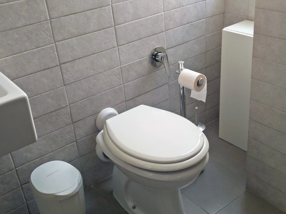 Economy Triple Room, 1 Bedroom, Private Bathroom photo 2