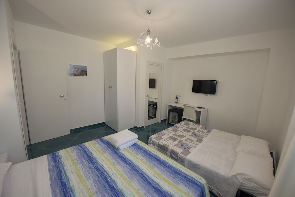 Family Quadruple Room, 1 Queen Bed with Sofa bed (102) photo 3