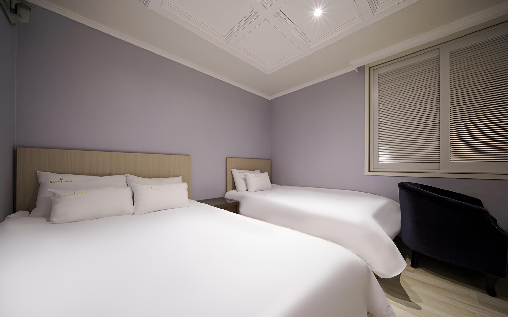 Room (VVIP Twin (Queen + Single Bed Hotel B) - Photo 6