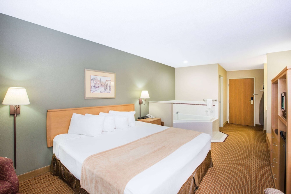 Room, 1 King Bed, Non Smoking, Hot Tub - Photo 1