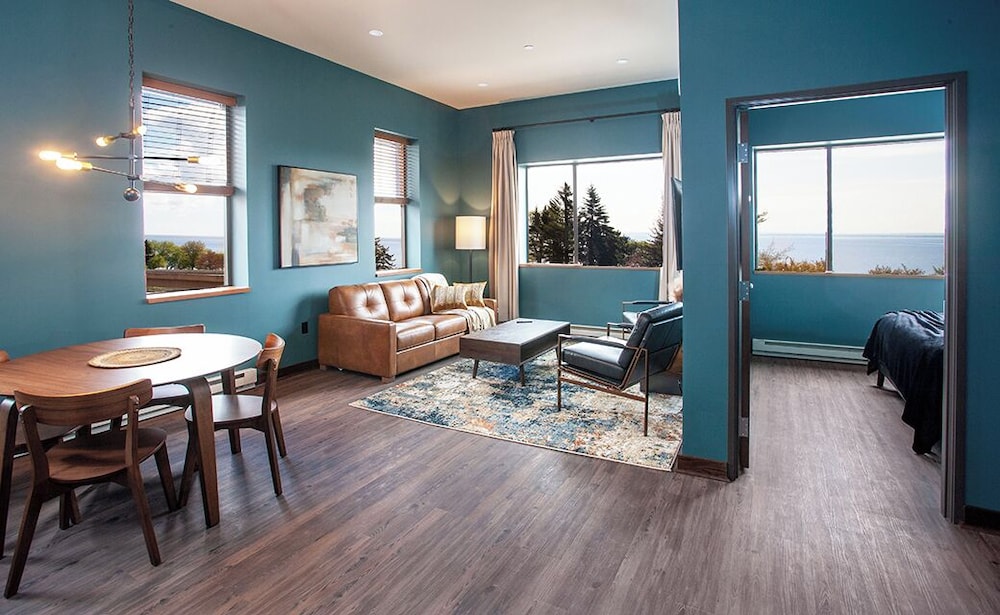 Suite, 1 Queen Bed with Sofa bed, Lake View photo 1