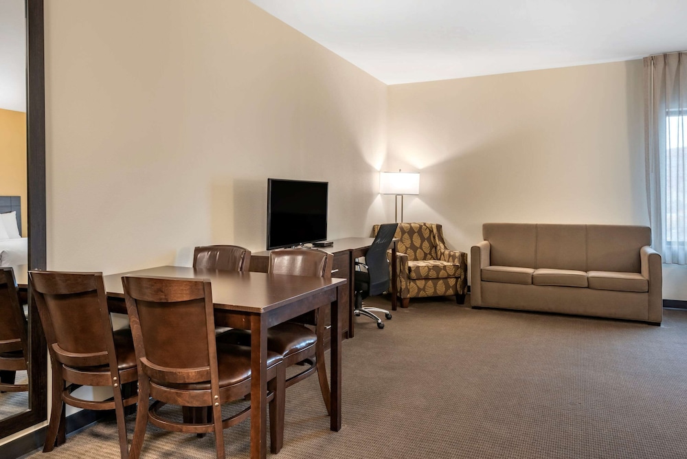 Suite, Multiple Beds, Non Smoking (Efficiency) photo 3