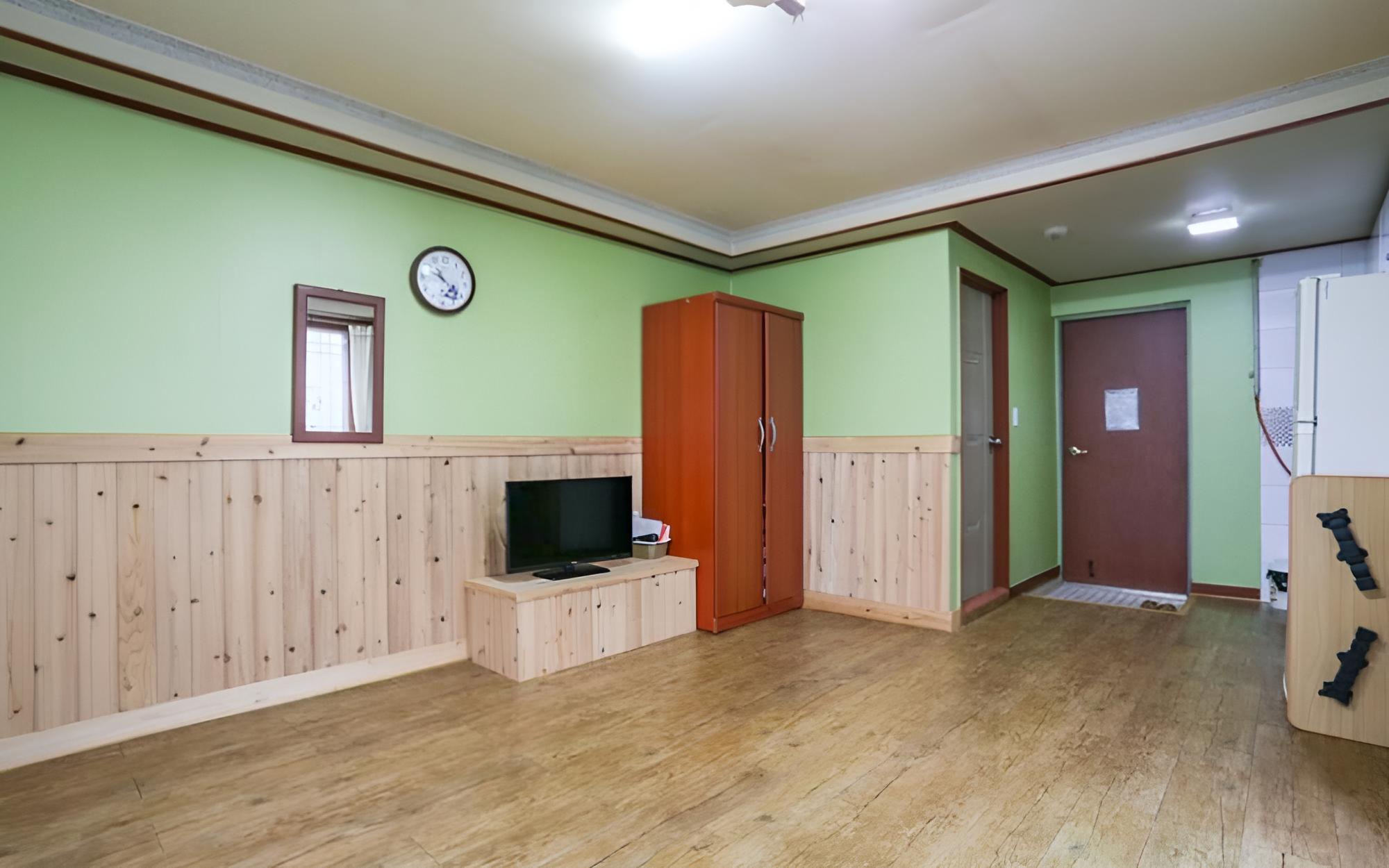 Room (Room 301) - Photo 2