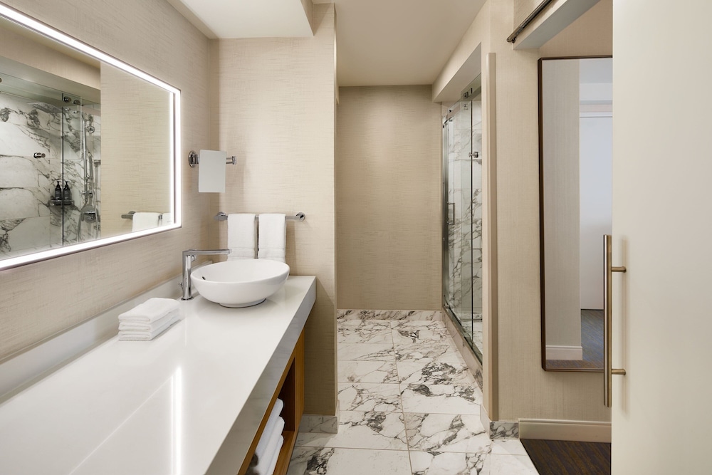 Premium Room, 1 King Bed, Bay View - Photo 6
