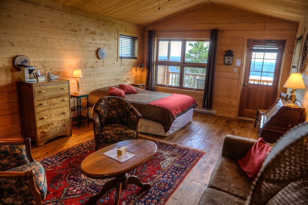 Deluxe Room, 1 Queen Bed photo 1