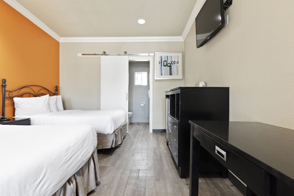 Standard Room, 2 Double Beds, Non Smoking, Balcony (2nd Floor) photo 1