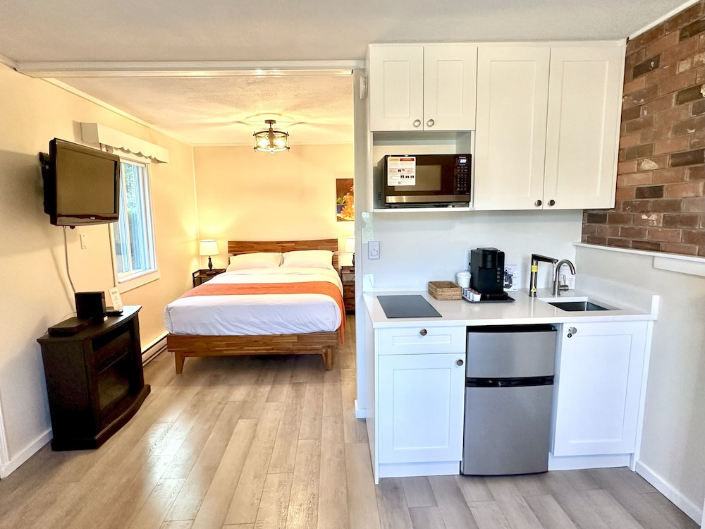 Brickwood Cottage, 1 Queen Bed, Kitchenette, Pet-Friendly Option