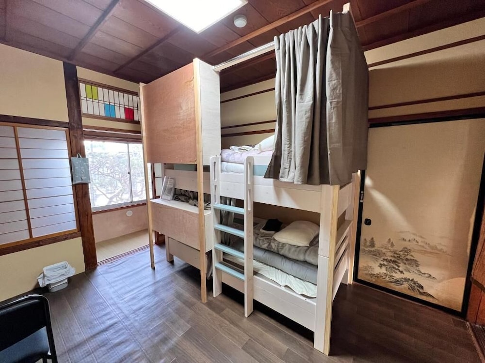 Twin Room 3, Shared bathroom photo 1