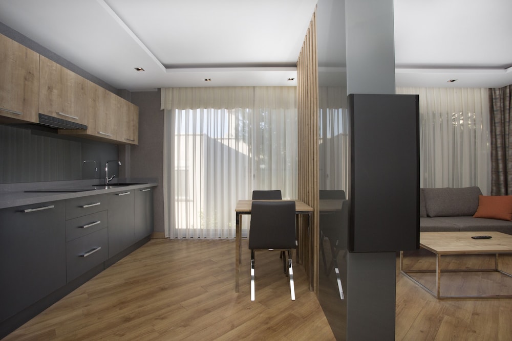 Grand Deluxe Suit Room thumbnail 6
